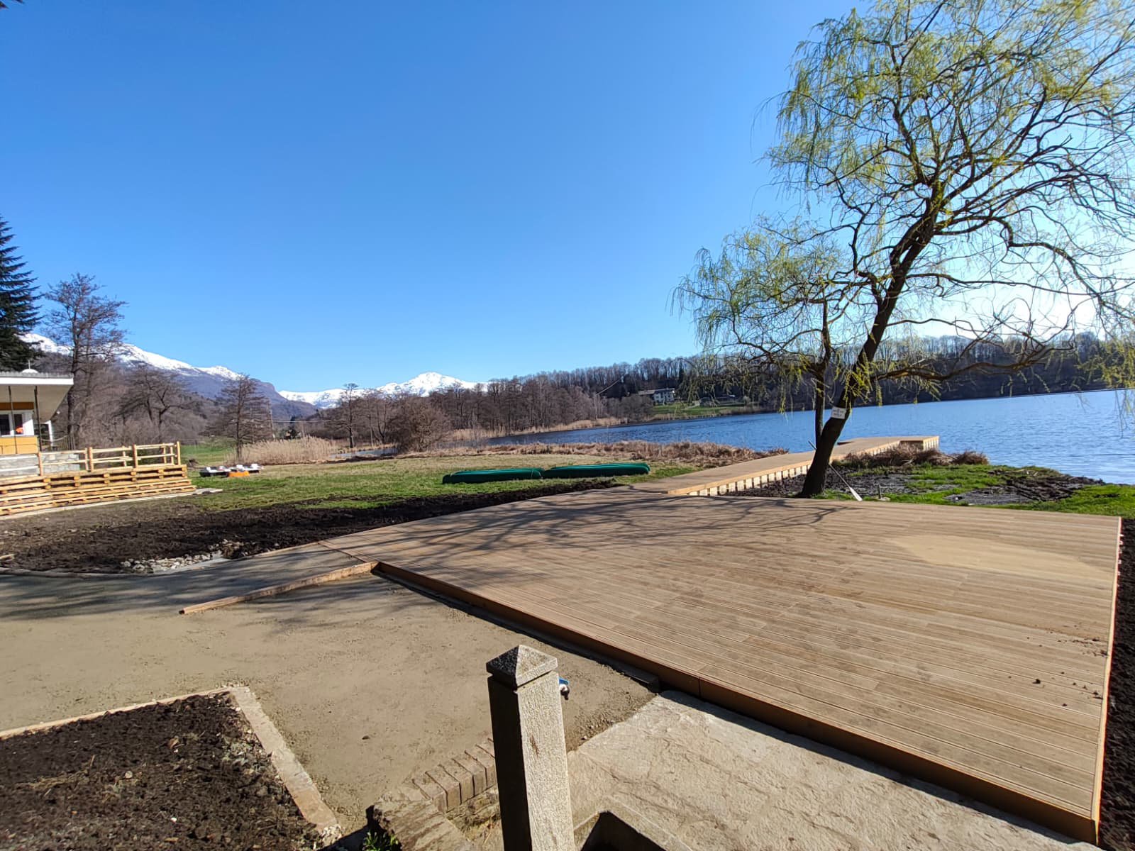 19032026120231-LagoDAlice_imbarcadero_piattaforma.jpeg
